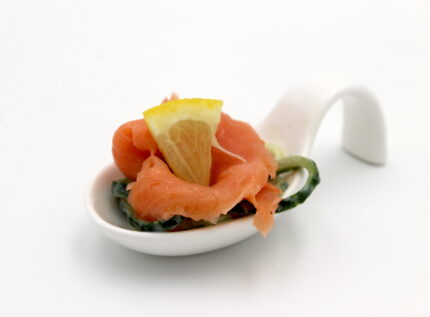 Gourmet-Löffel Rauchlachs mit Gurken Spaghetti